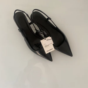 Klackar  - Helt nya klackar emd prislapp kvar . I svart läder med spetsig tå. Beställde två par och glömde returnera inom tillåten tid…