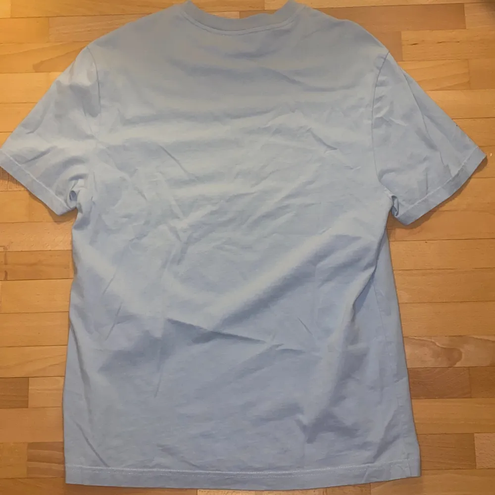 Super sällsynt t shirt från en av Axel Arigatos Kollektioner i 2017, Mycket Exklusiv och aldrig använts. Collectors Item och en investering! (Varan stryks vid eventuellt köp). T-shirts.