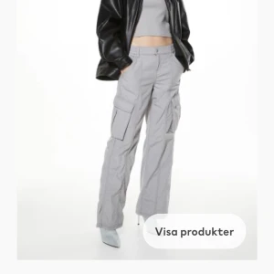Gråa cargo byxor  - Gråa cargo byxor från hm. Lite förstörd längst ner vid benen. Fråga efter fler bilder så skickar jag.