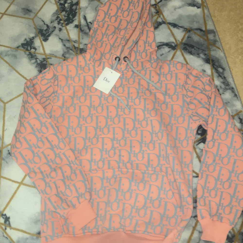 En skön och fin oanvänd dior hoodie med en fin rosa färg i storleken M. Säljer den för 400 kronor.  Fler frågor finns att ställa privat.. Hoodies.