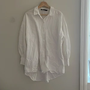 Skjorta från zara - oversized  - Fin skjorta från zara. Aningen oversized och droppade axlar. 