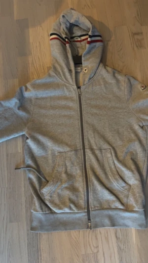 Moncler Maglia hoodie - Moncler Magliqa Cardigan storlek L bra skick köpt på emporia  Drawstrings har jag tagit ut o lagt i fickan (sista bilden)