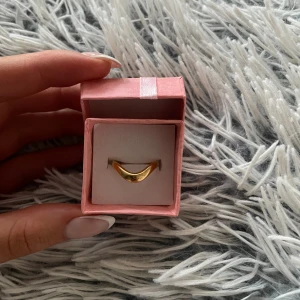 Olympia Ring - Justerbar superfin ring, i rostfritt stål. Perfekt till sommaren! Fastnade aldrig för storleken då jag gillar större ringar, så den har aldrig kommit till användning 🩷 Nypris 90kr