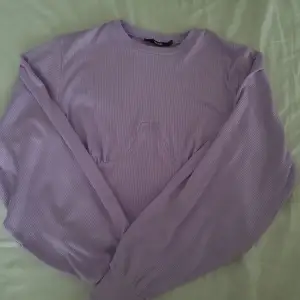 En snygg kroppad tröja från BikBok Super skönt material och har en fin ljuslila färg 💜 Den har också detaljer under brösten som är skit snyggt på Är aldrig använd då det inte är min stil 