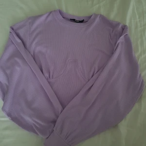 Lila bik bok tröja - En snygg kroppad tröja från BikBok Super skönt material och har en fin ljuslila färg 💜 Den har också detaljer under brösten som är skit snyggt på Är aldrig använd då det inte är min stil 