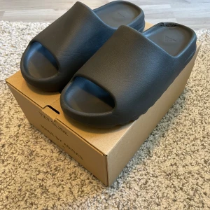 Yeezy slide - Säljer ett par slide i storlek 42 som jag inte använder längre (finns en skada på bild 2, annars fin skick ) går att snacka om pris