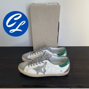 Golden Goose Skor (HELT NYA) - Hej! Nu säljer vi dessa extremt feta skorna från Golden Goose! Skorna är HELT NYA. Skorna är i storlek 42. Passar perfekt till sommarn. Allt og på bilderna tillkommer vid köp. Tveka inte att höra av dig vid minsta fråga eller fundering!👍