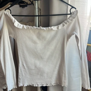 Vit ofshoulder tröja - Nytt skick, använts några gånger.