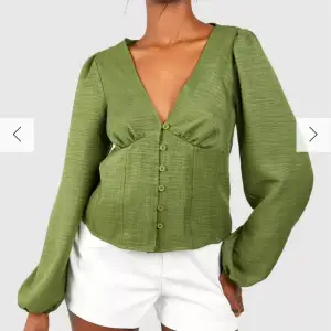 säljer denna super söta gröna blusen då den inte kommer till användning, prislappen är fortfarande på. skriv för frågor