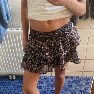 Mönstrad kjol  - Fin mönstrad kjol med blommor från Kappahl storlek 146-152 men passar någon från Xs till Max M eftersom att den har otroligt stretch. Använd ungefär 3 ggr ❤️❤️pris kan diskuteras 