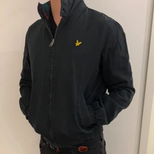 Lyle & Scott Jacka - Perfekt vårjacka från Lyle & Scott. Finns inga tydliga märken, skador, hål etc. Riktigt fint 8/10 skick. Säg till om du har funderingar eller liknande.  Prisförslag välkomnas!! LIKNANDE PLAGG PÅ PROFILEN Kolla även in vårt konto Märkesfabriken 🔥🔥 78 
