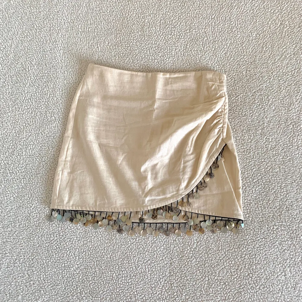 Otroligt snygg kjol från ZARA i linne. Använd en gång. Saknas ett hänge men det syns inte vid användning. Någon ”snäcka” är också bruten.. Kjolar.