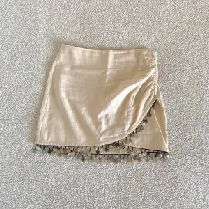 Otroligt snygg kjol från ZARA i linne. Använd en gång. Saknas ett hänge men det syns inte vid användning. Någon ”snäcka” är också bruten.