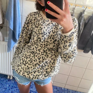 Leopard tröja  - Leopard tröja i L från H&M  Den är i L men jag har oftast S och XS och den passar mig. Jag är runt 165cm. Mycket bra skick kontakta innan köp❤️❤️