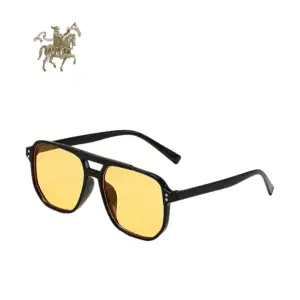 Snygga solglasögon i gul/orange för bra pris perfekt till sommaren. Aldrig använda kommer med påse