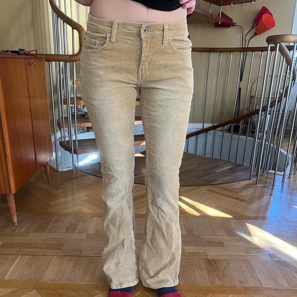 lågmidjade manchester byxor med bootcut och fett coola detaljer på fickorna⭐️. Jeans & Byxor.