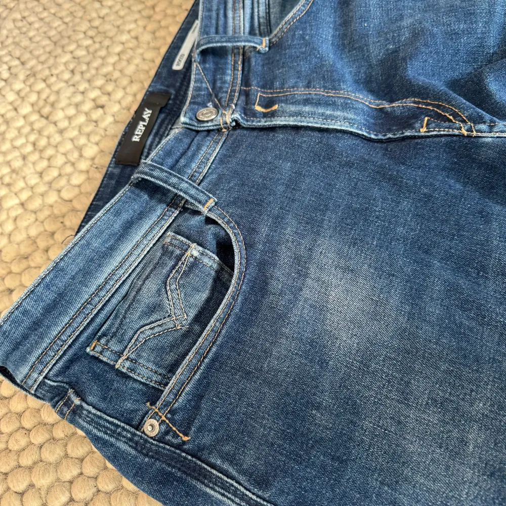 Säljer mina blå replay jeans då dom inte passar mig. storlek 31/32, fint skick. för fler frågor kom pm👍. Jeans & Byxor.