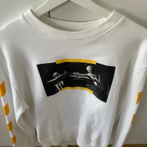 Off-White tröja - Säljer min off-White tröja då den är för liten och aldrig använts. Storleken är M men lite kort. Så passar även S