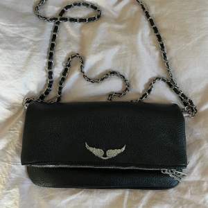 Jag säljer min Zadig & Voltaire handväska som är i bra skick med noll skavanker. Den är äkta men vill inte ha kvar den längre pga har för många väskor så säljer den för lite mindre pris💞