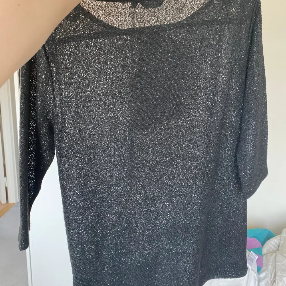 Glittrig genomskinlig mesh tröja från Lindex med medellånga armar. Använd en del men fortfarande i fint skick. . T-shirts.