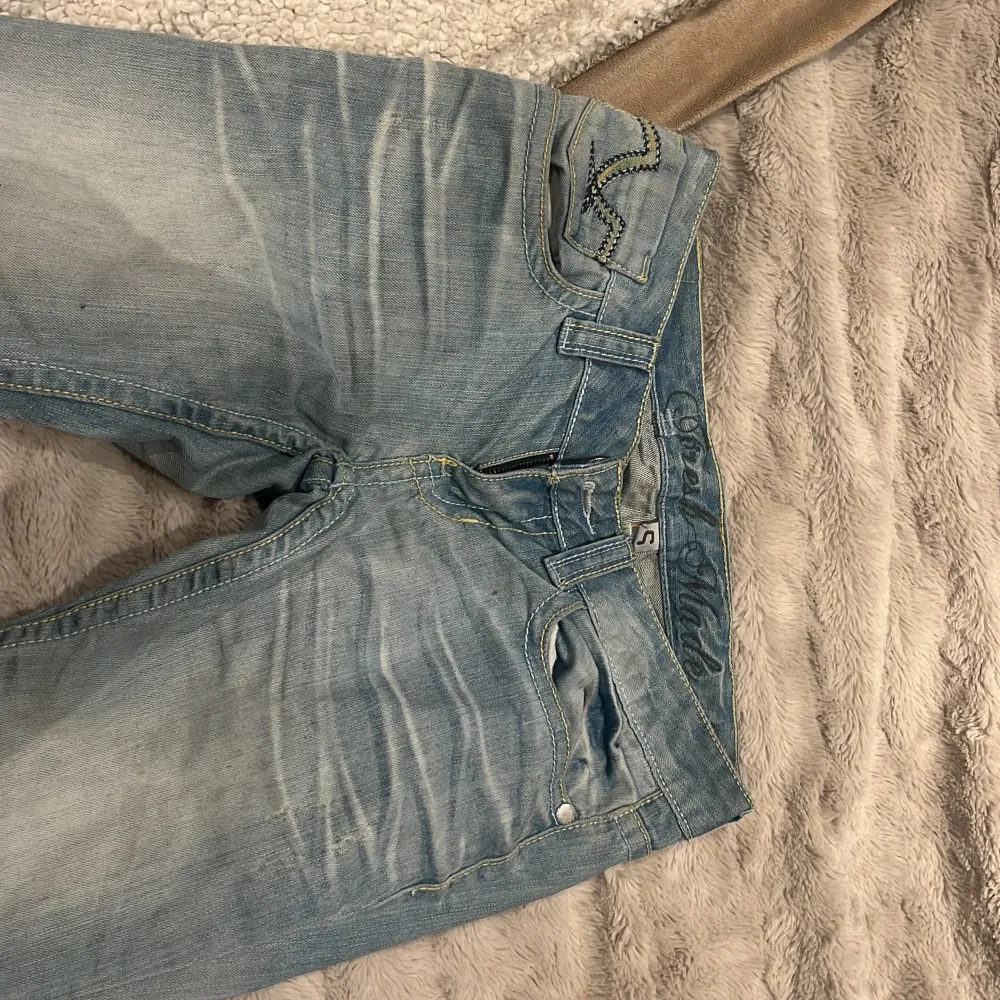 Säljer mina superfina ljusa jeans då de har blivit för små💕. Jeans & Byxor.