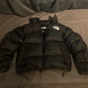 The North Face Puffer Jacket - Hej säljer nu min populära North Face vinterjacka! Har använts en vinter, men såklart i nyskick. Nypris: 3800kr 