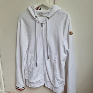 Moncler zip hoodie - En fräsch moncler zip hoodie. Storlek S. Sitter riktigt snyggt. Bara att skriva för mer bilder. Obs. Inte äkta.