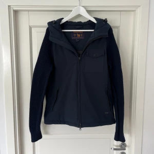 Woolrich cardigan  - Cardigan från Woolrich - Storlek: M/L - Jackan är endast använd ett fåtal gånger och är i nyskick - Nypris: 4699 SEK - Mitt pris: 1899 SEK 
