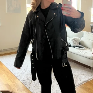 Superfin skinnjacka  - Superfint skick, inga defekter! Har storlek M i alla kläder🥰