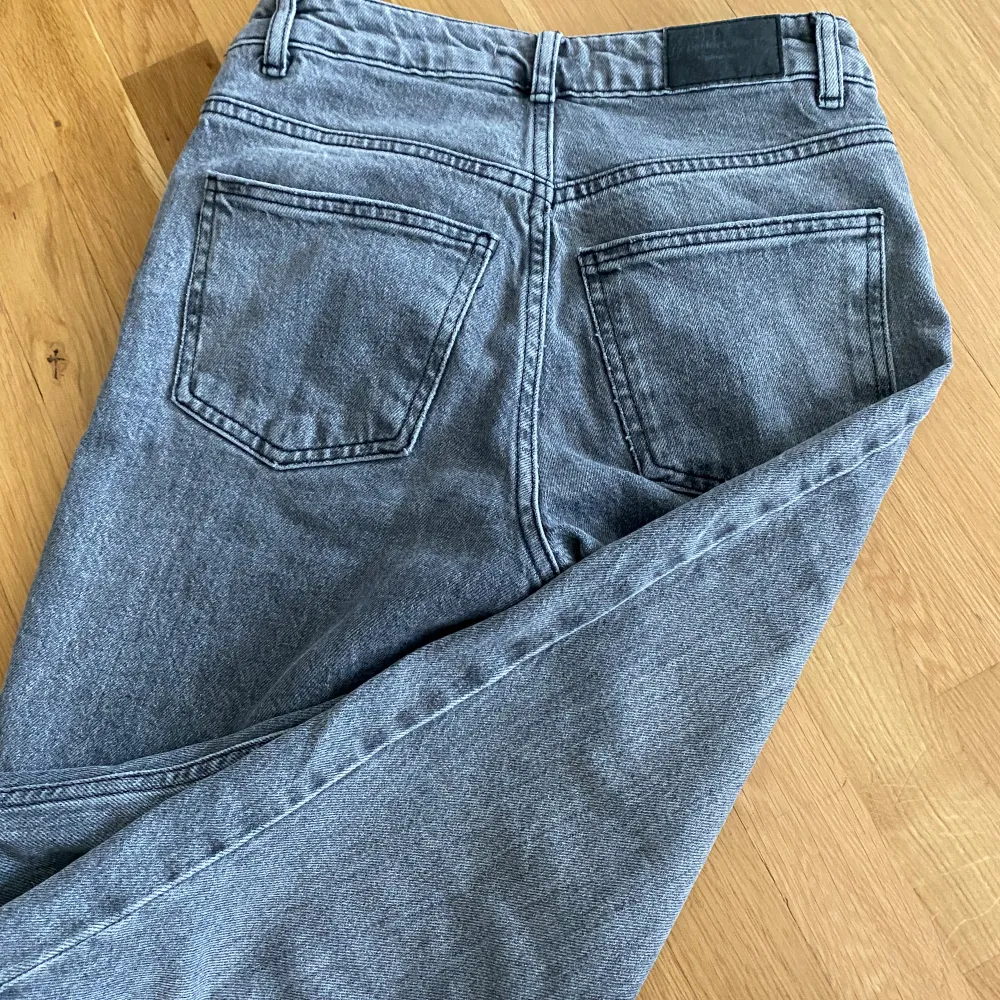 Säljer dessa jeansen från Gina då de inte kommer till användning dom är i fint skick och andvända fåtal gånger 🩶. Jeans & Byxor.