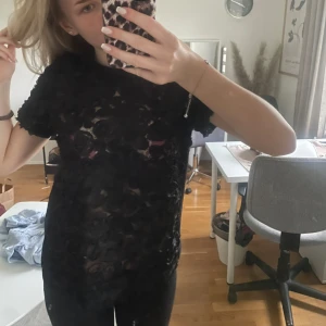 Blus - Jättefin blus ifrån Cream med ”blommotiv”. Tröjan är använd men väl omhändertagen💕