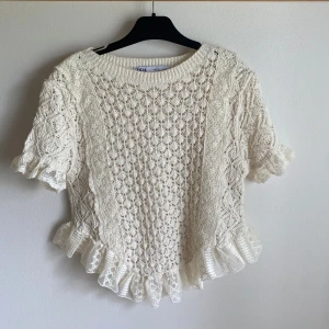 Söt topp Zara - Supersöt och gullig topp från Zara i storlek S, endast använd två gånger så mycket fint skick!!