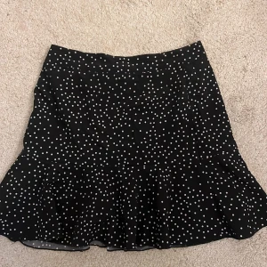 Kjol - Så söt prickig kjol!🤍