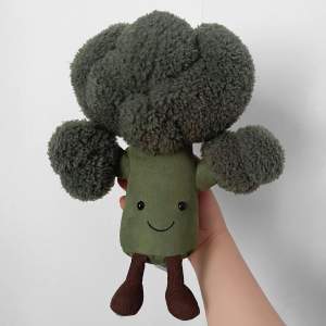 Så himla gullig broccoli-plush med sött leende och små ben från Jellycat! 🥦🥰23x18x15CM 📏Bara suttit på soffan sedan inköp (för 500kr) så som ny! ✨⚠️ OBS färgen visas bäst på första bilden ⚠️ Köp nu 💌