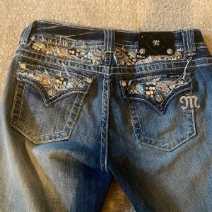 Miss me jeans (bootcut)😍 - Jättefint skick, använda 1 gång och säljer för att de är för stora, de är lågmidjade och bootcut å midjemåttet är 43cm och innerbenet är 78cm🙏🙏