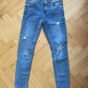 Lågmidjade jeans  - Säljer nu dessa snygga raka lågmidjade blåa jeansen i storlek S från F&F💕 mycket bra skick!!