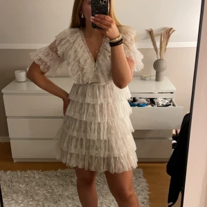 By malina klänning - Helt ny by malina klänning,passar perfekt till student. kan gå ner i pris vid snabb affär pga vill bli av med den då jag köpt ny studentklänning. Nypris 2800 Står ingen storlek i men jag tror det är small