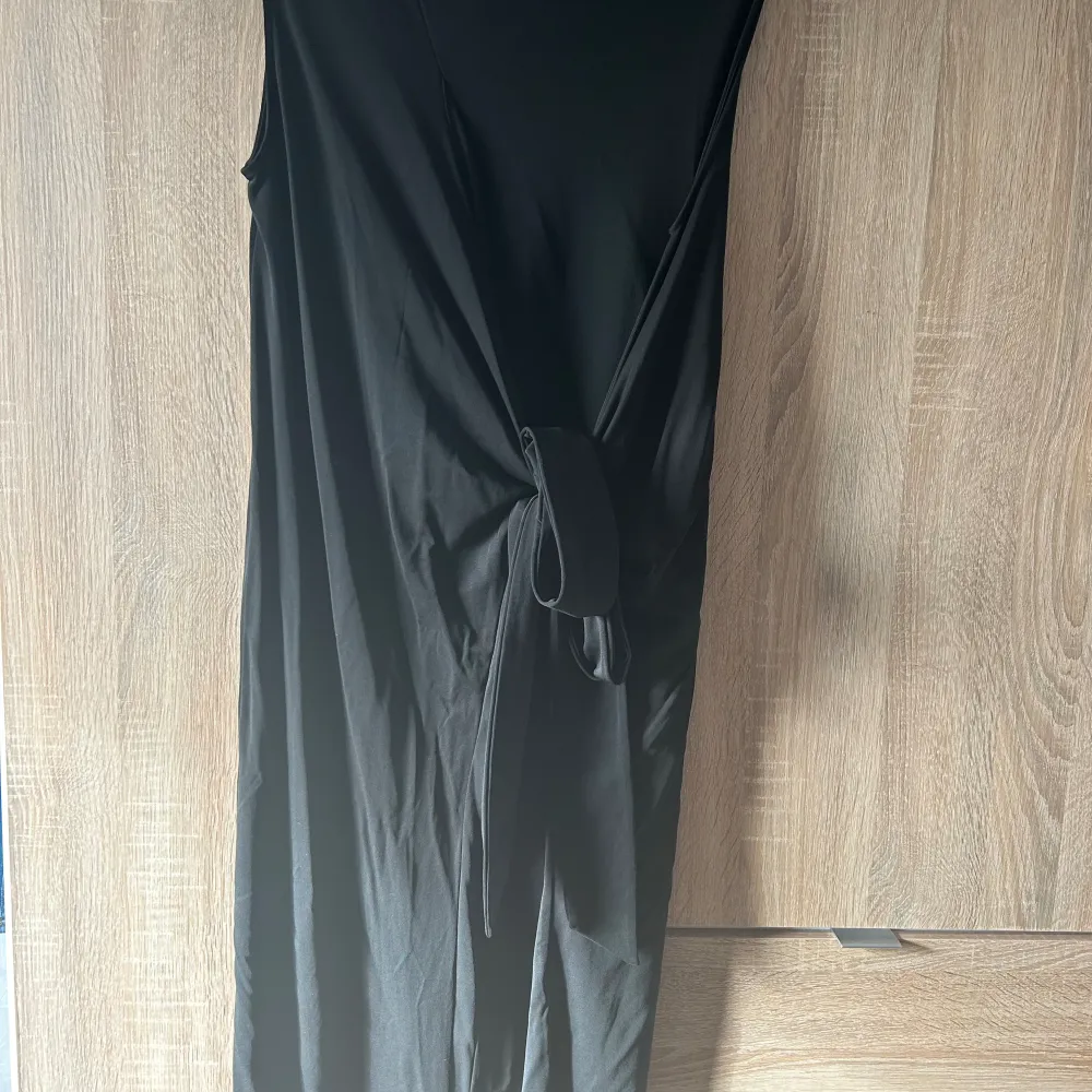 En svart Filippa K klänning i strl L använd endast ett fåtal gånger så den är i fint skick.. Klänningar.