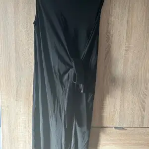 En svart Filippa K klänning i strl L använd endast ett fåtal gånger så den är i fint skick.