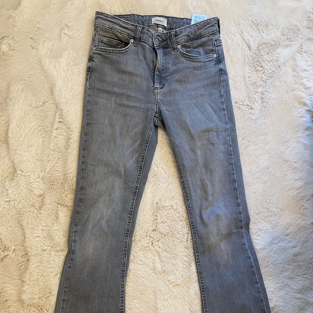 Säljer dessa midwaist jeans från Only. Skriv för frågor. Kan tänka mig gå ner i pris vid snabb affär. ❤️❤️ Storlek M men passar mig som oftast har storlek S. Jeans & Byxor.
