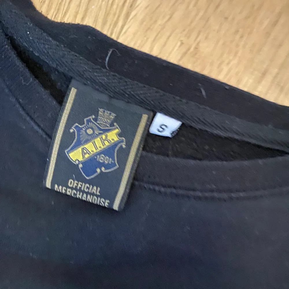 AIK-tröja i storlek S men passar även M. Säljs eftersom den inte kommer till användning. Pris kan diskuteras!!. Tröjor & Koftor.
