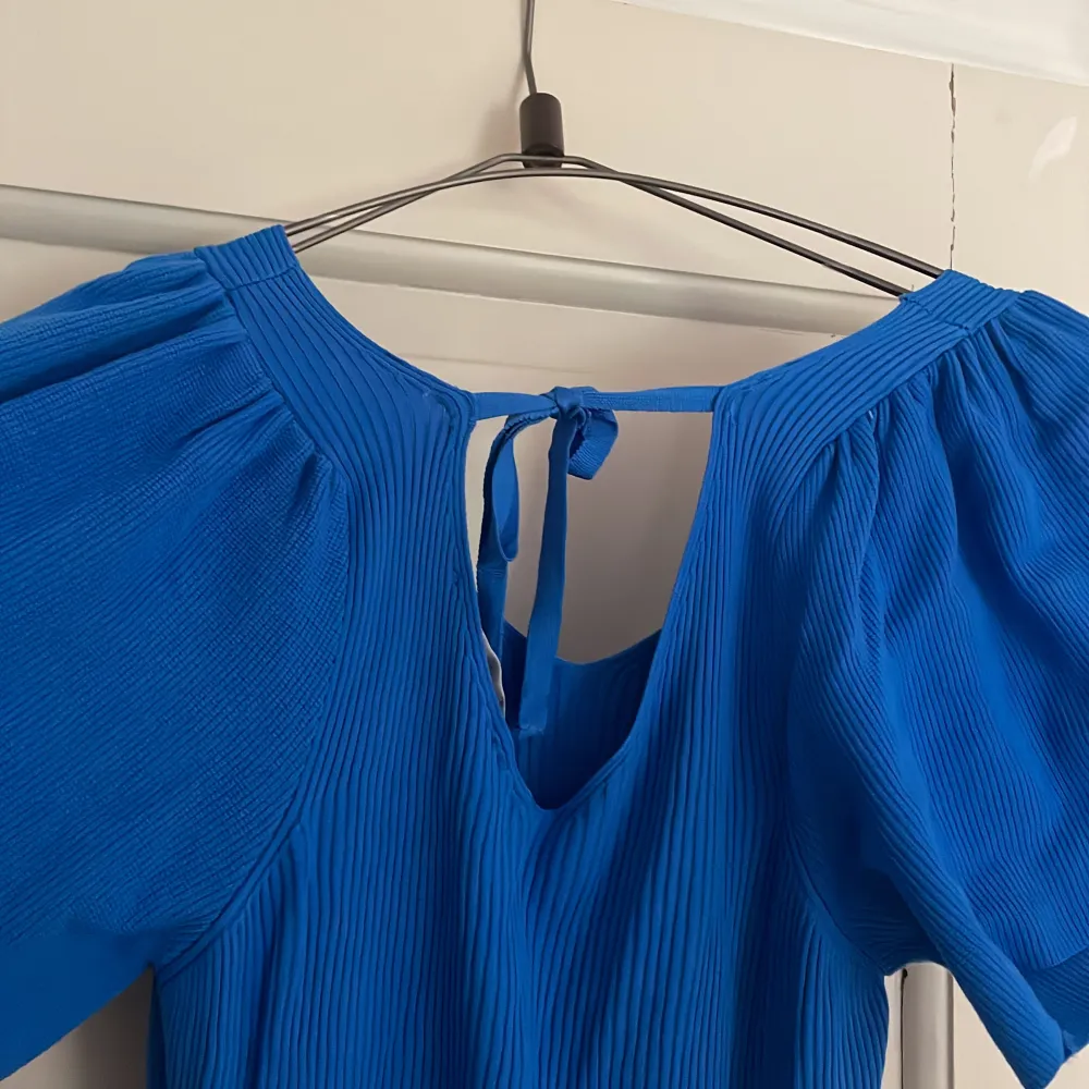 Säljer denna fina blåa klänning då den inte passar mig. Den är i stl M men är något liten i storleken. En blå härlig färg i ett mjukt stickad och stretchigt material.💙  Hör av er vid frågor eller fler bilder.💗. Klänningar.