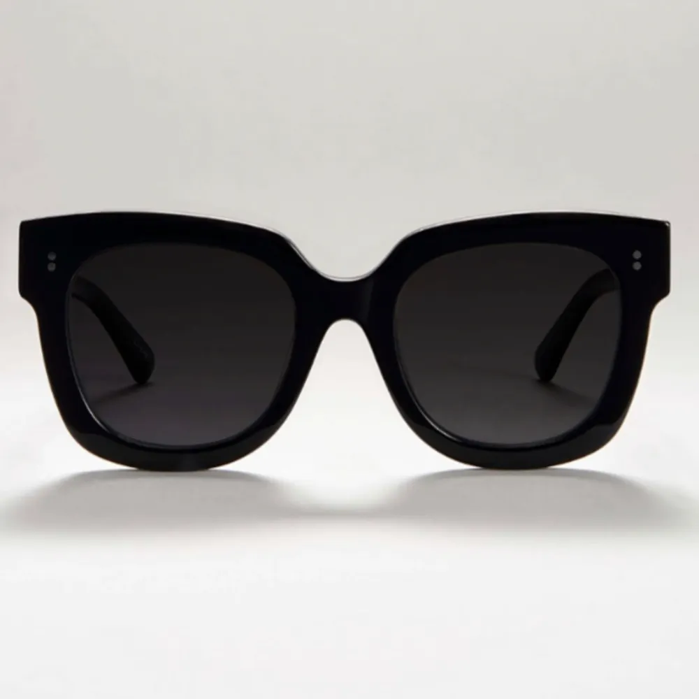 Chimi solglasögon i modellen 08 och färgen Berry vilket var det tidigare namnet för svart. Bra skick men använda! Nypris 1350kr.🌸 Tyvärr medföljer ej fodral! Köp genom ”köp direkt”. . Accessoarer.