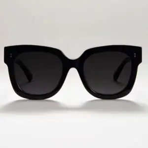 Chimi solglasögon i modellen 08 och färgen Berry vilket var det tidigare namnet för svart. Bra skick men använda! Nypris 1350kr.🌸 Tyvärr medföljer ej fodral! Köp genom ”köp direkt”.