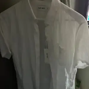 Säljer en vit linneskjorta som är helt ny och har prislappen kvar. Den är perfekt inför sommaren!
