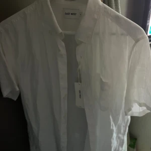 Vit linne skjorta - Säljer en vit linneskjorta som är helt ny och har prislappen kvar. Den är perfekt inför sommaren!