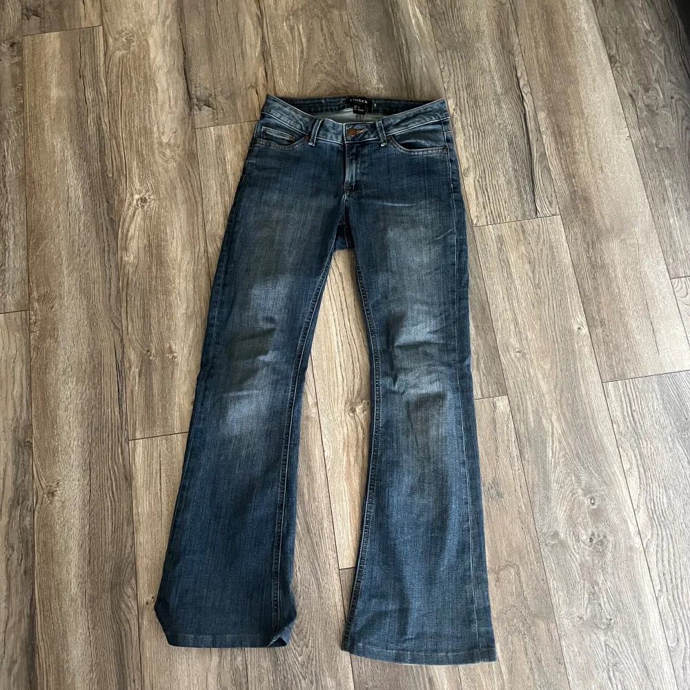 Jätte fina jeans från Lindex, ganska lågmidjade och bootcut. Jeansen är i väldigt fint skick. De kommer inte till användning längre 💕. Jeans & Byxor.