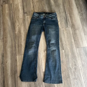Jeans från Lindex  - Jätte fina jeans från Lindex, ganska lågmidjade och bootcut. Jeansen är i väldigt fint skick. De kommer inte till användning längre 💕
