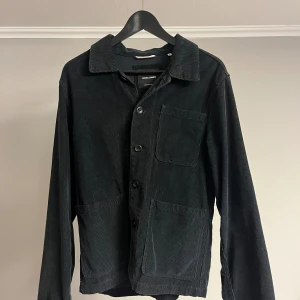 Overshirt Manchester - Snygg Manchester overshirt i marinblå färg. Säljes till ett lågt och bra pris. Bara att skriva om ni undrar över något mer, modellen är 183.