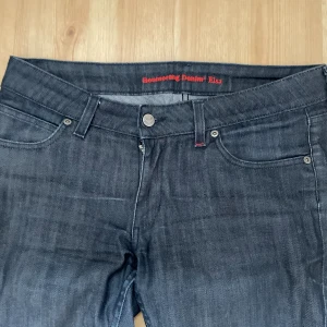 Boomerang jeans - Boomberang Denim Elsa jeans köpta second hand. Bra i längd för mig som är 167cm. Storlek W31 & L34. Köpta second hand, är i bra skick!